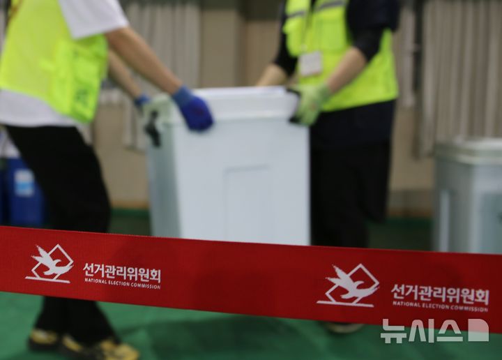 [청주=뉴시스] 서주영 기자 = 제9회 전국동시지방선거일인 3일 충북 청주체육관에 마련된 개표소에서 선관위 관계자가 투표함을 옮기고 있다. 2026.06.03. juyeong@newsis.com