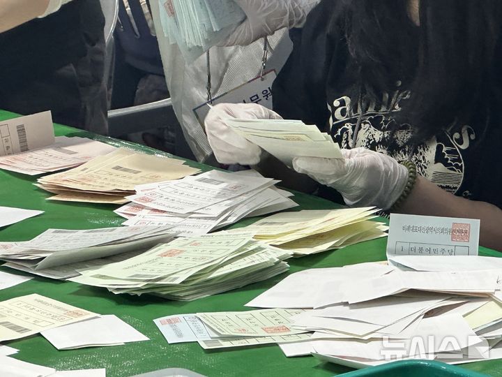 [대전=뉴시스] 김도현 기자 = 제9회 전국동시지방선거가 치러지는 지난 3일 오후 대전 중구 한밭체육관에 마련된 개표소에서 개표 사무원들이 개표 작업을 위해 투표 용지를 정리하고 있다. 2026.06.03. kdh1917@newsis.com