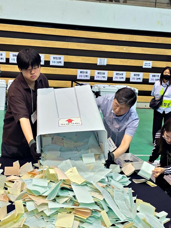 [수원=뉴시스] 변근아 기자 = 제9회 전국동시지방선거 투표가 마무리된 3일 경기도 수원시 아주대학교 체육관에 마련된 개표소에서 관계자들이 개표작업을 하고 있다. 2026.06.03. gaga99@newsis.com *재판매 및 DB 금지