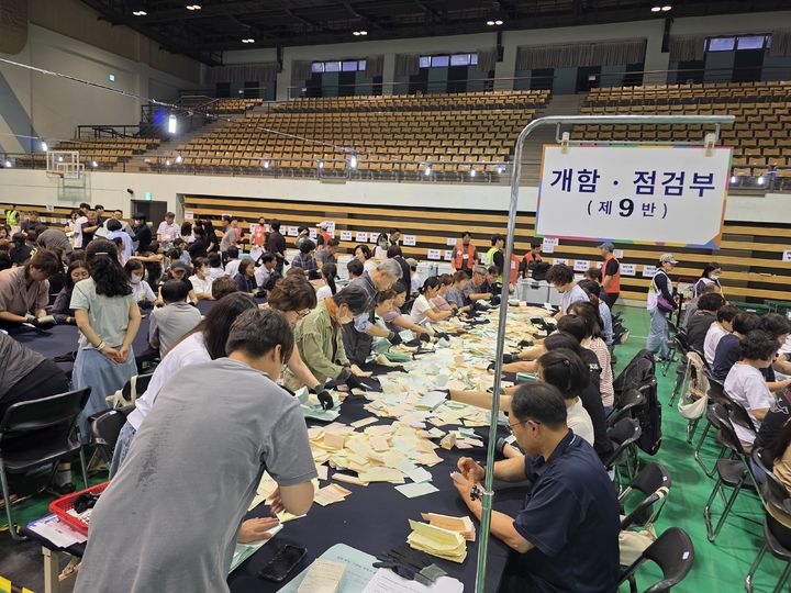 [수원=뉴시스] 변근아 기자 = 제9회 전국동시지방선거 투표가 마무리된 3일 경기도 수원시 아주대학교 체육관에 마련된 개표소에서 관계자들이 개표작업을 하고 있다. 2026.06.03. gaga99@newsis.com *재판매 및 DB 금지