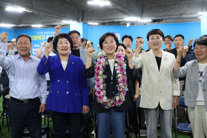 [광주=뉴시스] 신수정(가운데) 더불어민주당 광주 북구청장 후보가 3일 오후 광주 북구 자신의 선거사무소에서 지지자들의 축하를 받고 있다. (사진 = 신수정 후보 캠프 제공) 2026.06. *재판매 및 DB 금지