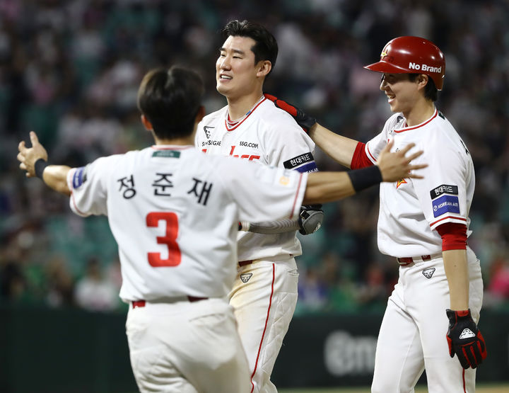 [서울=뉴시스] 프로야구 SSG 랜더스 오태곤이 3일 인천 SSG랜더스필드에서 열린 2026 신한 쏠 KBO리그 키움 히어로즈전 9회 끝내기 희생플라이를 친 뒤 기뻐하고 있다. (사진=SSG 랜더스 제공) 2026.06.03.