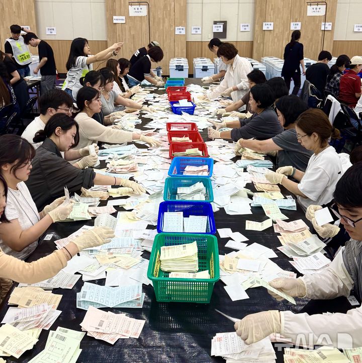 [대구=뉴시스] 정재익 기자 = 제9회 전국동시지방선거 본투표일인 3일 대구 북구 엑스코에 마련된 동구 개표소에서 선거사무원들이 투표용지를 분류하고 있다. 2026.06.03. jjikk@newsis.com