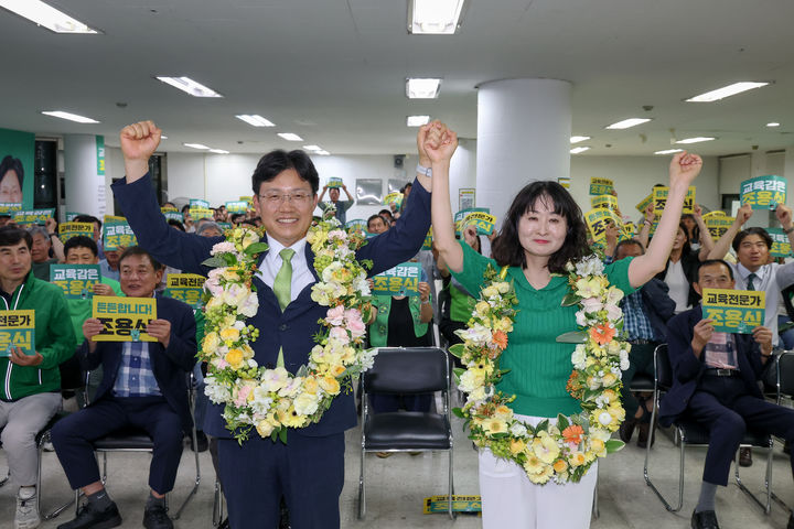 [울산=뉴시스] 배병수 기자 = 조용식 울산시교육감 후보가 4일 오전 울산 남구에 마련된 선거사무실에서 당선이 확실시되자 아내 옥미선씨와 함께 손을 들어 기뻐하고 있다. 2026.06.04 bbs@newsis.com