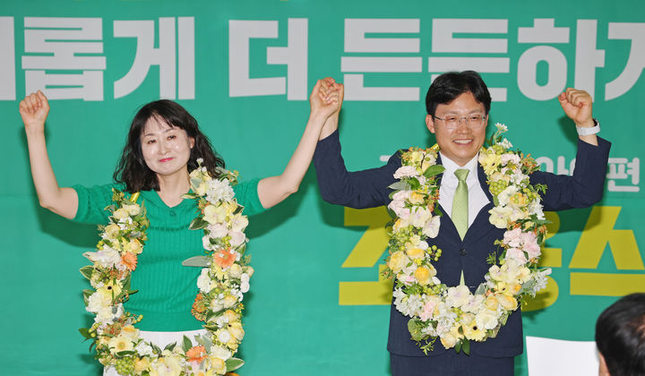 [울산=뉴시스] 배병수 기자 = 조용식 울산시교육감 후보가 4일 오전 울산 남구에 마련된 선거사무실에서 당선이 확실시되자 아내 옥미선씨와 함께 손을 들어 기뻐하고 있다. 2026.06.04 bbs@newsis.com