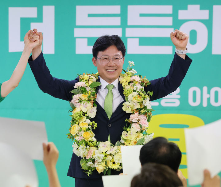 [울산=뉴시스] 배병수 기자 = 조용식 울산시교육감 후보가 4일 오전 울산 남구에 마련된 선거사무실에서 당선이 확실시되자 손을 들어 기뻐하고 있다. 2026.06.04 bbs@newsis.com