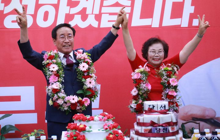 환호하는 김문근 단양군수 당선인 부부