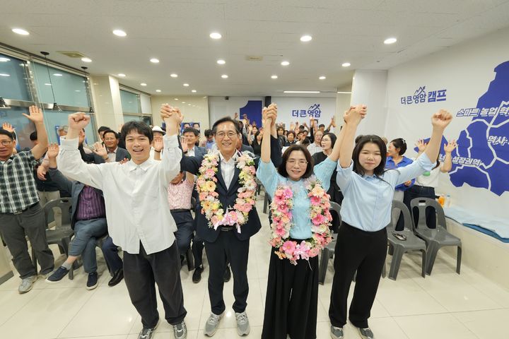 [영암=뉴시스]우승희 민주당 영암군수 후보가 3일 오후 선거사무소에서 6·3지방선거 당선이 사실상 확실시되자 손을 들어 인사하고 있다. (사진=우승희 후보 선거사무소 제공) 2026.06.03. photo@newsis.com *재판매 및 DB 금지