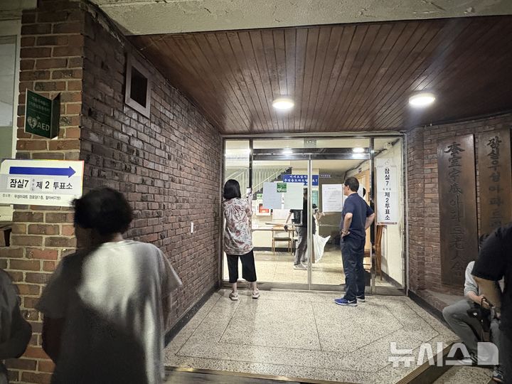 [서울=뉴시스]최은수 기자=제9회 전국동시지방선거일인 3일 서울 송파구 잠실7동 제2투표소에서 투표용지 부족 사태가 발생한 가운데 유권자들이 투표소 입구에서 상황을 지켜보고 있다.2026.06.03 eschoi@newsis.com