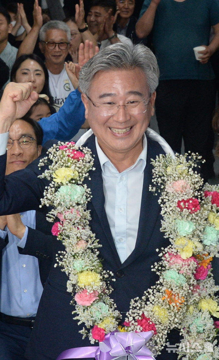 [전주=뉴시스] 김얼 기자 = 천호성 전북특별자치도교육감 당선인이 3일 전북 전주시 완산구 천호성 전북특별자치도 교육감 후보 선거사무소에서 당선을 축하하며 환호성을 지르고 있다. 2026.06.03. pmkeul@newsis.com