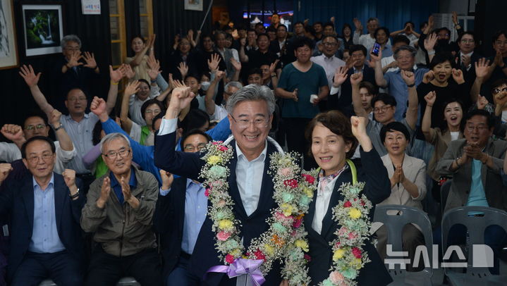[전주=뉴시스] 김얼 기자 = 천호성(왼쪽) 전북특별자치도교육감 당선인과 배우자 박은미씨를 비롯한 지지자들이 3일 전북 전주시 완산구 천호성 전북특별자치도 교육감 후보 선거사무소에서 당선을 축하하며 환호성을 지르고 있다. 2026.06.03. pmkeul@newsis.com