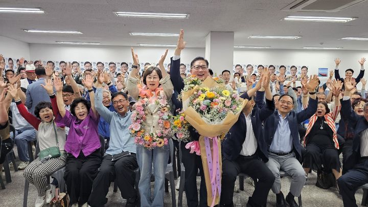 [목포=뉴시스]강성휘 민주당 목포시장 후보가 3일 오후 선거사무소에서 6·3지방선거 당선이 사실상 확실시되자 손을 들어 환호하고 있다. (사진=강성휘 후보 선거사무소 제공) 2026.06.03. photo@newsis.com *재판매 및 DB 금지