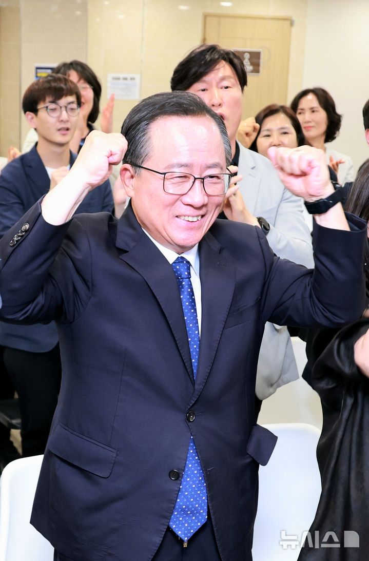 [부산=뉴시스] 하경민 기자 = 제9회 전국동시지방선거일인 3일 김석준 부산교육감 후보가 부산진구 자신의 선거사무소에서 방송3사 출구조사 결과가 발표되자 환호하고 있다. (공동취재) 2026.06.03. yulnetphoto@newsis.com 