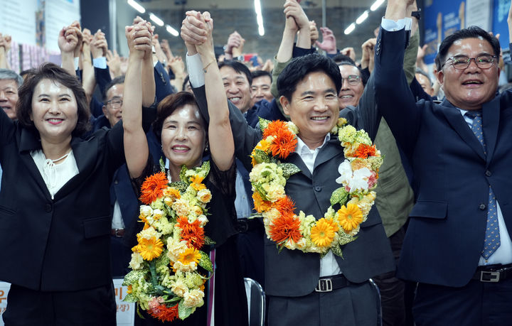 [광주=뉴시스] 김대중 전남광주특별시 교육감 당선인과 부인 천진희씨가 당선이 확실시되자 3일 오후 광주 서구 선거사무소에서 꽃다발을 목에 걸고 환호하고 있다. (사진=선거캠프 제공) photo@newsis.com *재판매 및 DB 금지