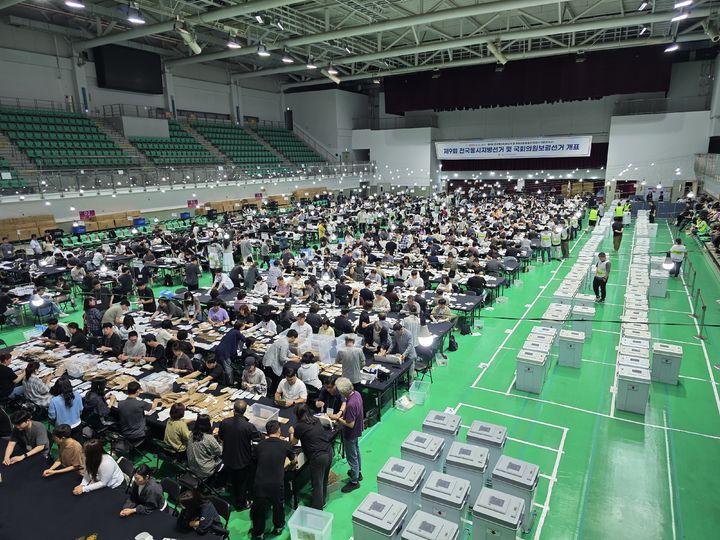 [인천=뉴시스] 전예준 기자 = 3일 인천 연수구 선학체육관에서 제9회 전국동시지방선거 및 국회의원보궐선거 개표가 이뤄지고 있다. 2026.06.03. kok@newsi.com *재판매 및 DB 금지 *재판매 및 DB 금지