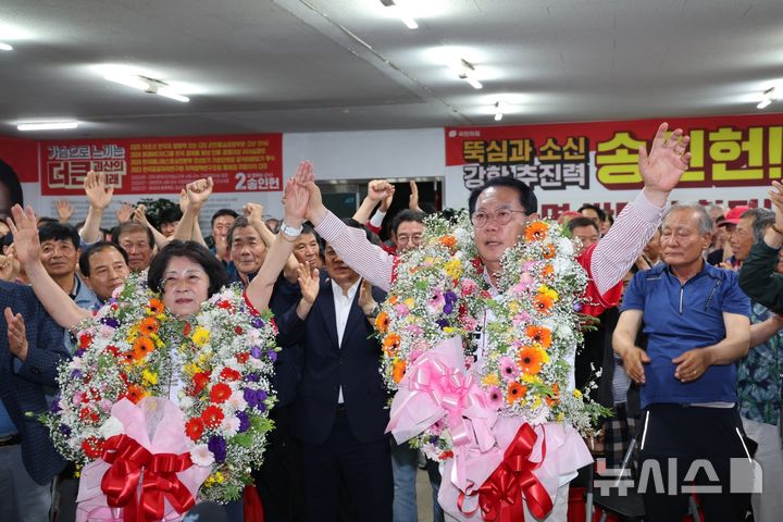 [괴산=뉴시스] 송인헌 국민의힘 충북 괴산군수 후보가 3일 선거사무소에서 당선 세레모니를 하고 있다. 2026.06.03. photo@newsis.com *재판매 및 DB 금지