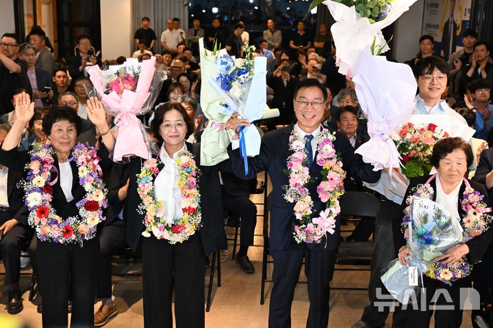 [제주=뉴시스] 우장호 기자 = 제9회 전국동시지방선거 제주도지사 선거에 나선 더불어민주당 위성곤 후보가 3일 오후 제주시 오라이동 선거사무소에서 꽃다발을 목에 걸고 환호하고 있다. (사진=제주도사진기자회) 2026.06.03. woo1223@newsis.com 