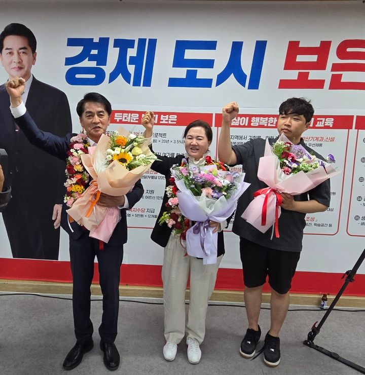 [보은=뉴시스] 국민의힘 최재형(사진 왼쪽) 충북 보은군수 후보가 3일 그의 선거사무소에서 개표 결과 당선이 확실시되자 가족과 함께 환호하고 있다. (사진=보은군 공동취재단) 2026.06.03. photo@newsis.com *재판매 및 DB 금지