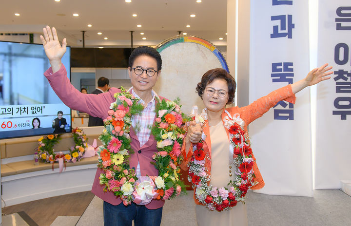 [안동=뉴시스] 3일 저녁 이철우 후보와 배우자 김재덕 여사가 안동 선거사무실에서 지지자들에게 손을 흔들고 있다. (사진=이철우 당선인측 제공) 2026.06.03 photo@newsis.com *재판매 및 DB 금지