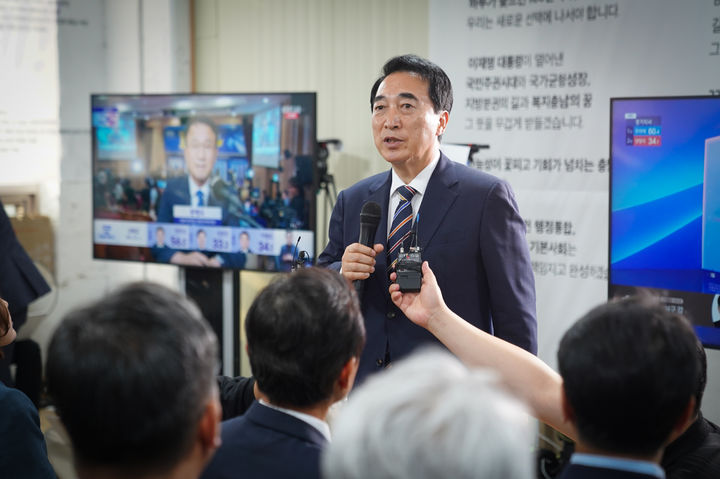 [천안=뉴시스] 더불어민주당 박수현 충남도지사 후보가 3일 천안시 신부동 자신의 선거사무소에서 출구조사 결과를 확인한 후 취재진들에게 소감을 밝히고 있다. (사진=박수현 후보 캠프 제공) 2026.06.03 photo@newsis.com *재판매 및 DB 금지