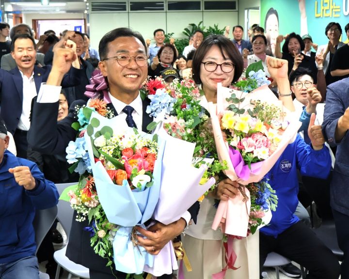 [여수=뉴시스] 더불어민주당 서영학 여수시장 후보가 3일 당선이 확실시되자, 가족과 함께 환호하고 있다. (사진=선거사무소 제공) 2026.06.03. photo@newsis.com *재판매 및 DB 금지