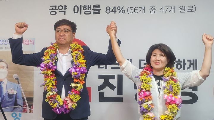 [함양=뉴시스] 서희원 기자= 3일 국민의힘 진병영 함양군수 당선인이 함양군민들에게 당선 인사를 하고 있다. 2026. 06. 03. shw1881@newsis.com *재판매 및 DB 금지