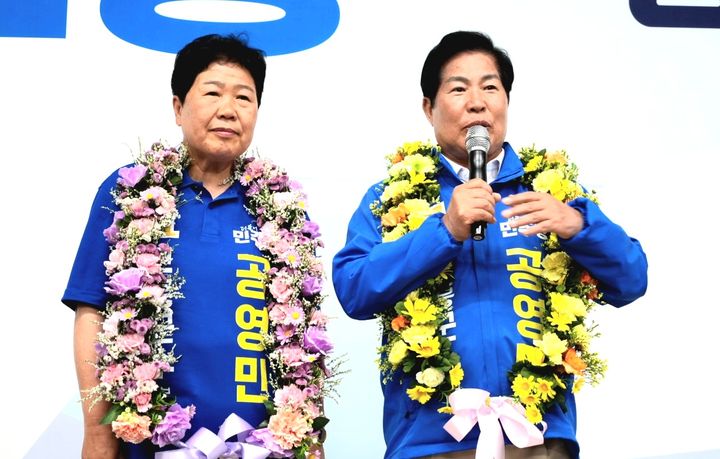 [고흥=뉴시스] 더불어민주당 공영민 고흥군수 후보가 3일 당선이 확실시되자, 가족과 함께 환호하고 있다. (사진=선거사무소 제공) 2026.06.03. photo@newsis.com *재판매 및 DB 금지