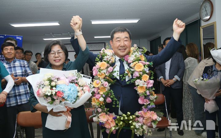 [청주=뉴시스] 더불어민주당 이재영(62) 후보 당선 기념촬영. (사진=공동취재단)