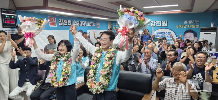 [강진=뉴시스] 강진원 강진군수 당선인이 3일 당선 확정 후 지지자들과 함께 기뻐하고 있다. (사진=강진원 후보측 제공)