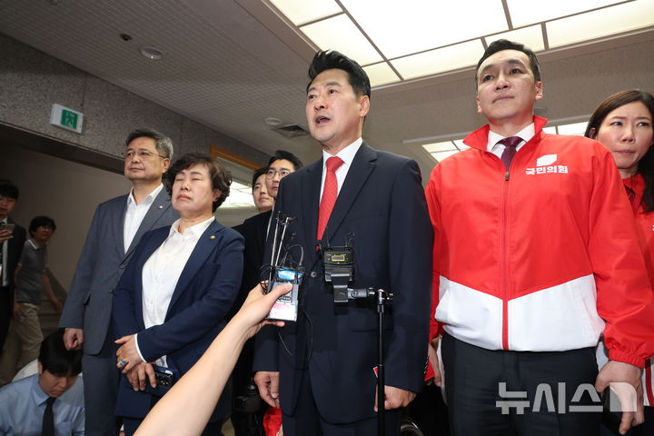 [과천=뉴시스] 조성봉 기자 = 장동혁 국민의힘 대표가 투표용지 부족 사태 관련 3일 오후 경기 과천시 중앙선거관리위원회를 항의 방문해 노태악 중앙선거관리위원회 위원장과 면담을 마치고 브리핑을 하고 있다. 2026.06.03. suncho21@newsis.com