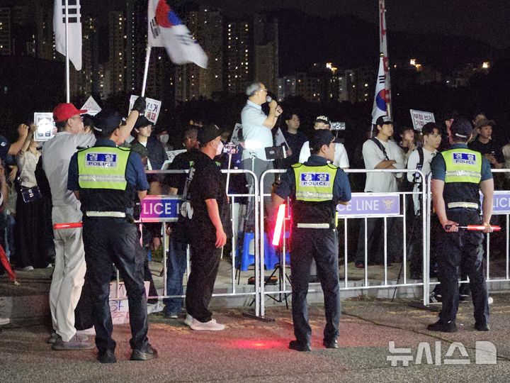 [과천=뉴시스] 박석희기자=선거 무효 등을 외치며 집회를 벌이고 있다.