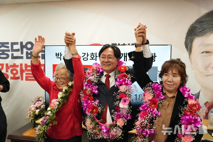 [인천=뉴시스] 박용철 인천 강화군수 당선인이 기념촬영을 하고 있다. (사진=박용철 캠프 제공) 2026.06.03. photo@newsis.com