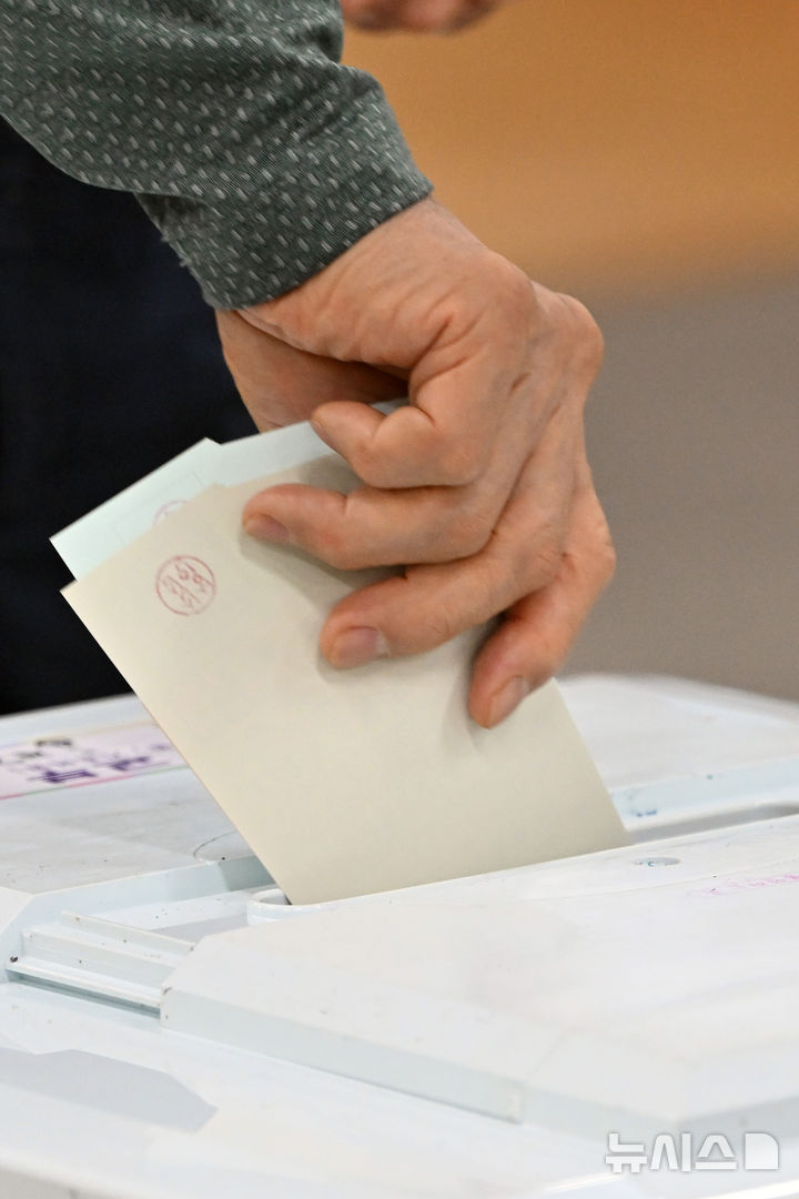 '6·3 지방선거' 충북, 오전 7시 투표율 2.1%