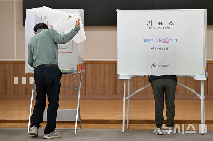 [광주=뉴시스] 이영주 기자 = 6·3지방선거 본투표가 시작된 3일 오전 광주 동구 산수1동 제3투표소(푸른마을공동체센터)에서 유권자들이 소중한 한 표를 행사하고 있다. 2026.06.03. leeyj2578@newsis.com