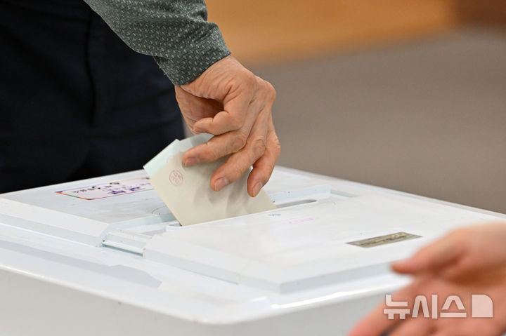[광주=뉴시스] 이영주 기자 = 6·3지방선거 본투표가 시작된 3일 오전 광주 동구 산수1동 제3투표소(푸른마을공동체센터)에서 유권자들이 소중한 한 표를 행사하고 있다. 2026.06.03. leeyj2578@newsis.com