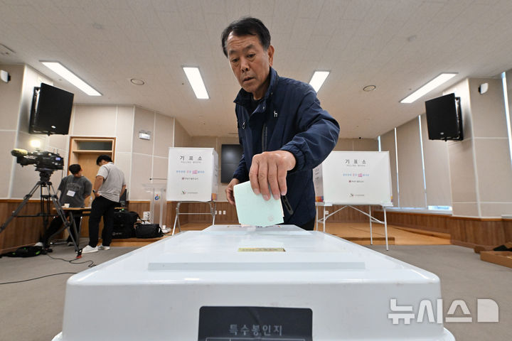 [광주=뉴시스] 이영주 기자 = 6·3지방선거 본투표가 시작된 3일 오전 광주 동구 산수1동 제3투표소(푸른마을공동체센터)에서 유권자가 소중한 한 표를 행사하고 있다. 2026.06.03. leeyj2578@newsis.com