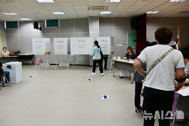 [남해=뉴시스] 차용현 기자 = 제9회 전국동시지방선거 투표날인 3일 경남 남해군 남해읍 화전도서관에 마련된 투표소에서 유권자들이 투표를 하고 있다. 2026.06.03. con@newsis.com