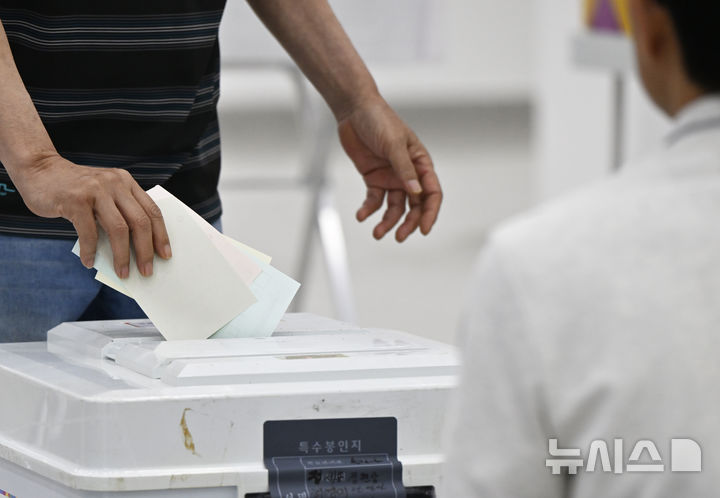 [광주=뉴시스] 소중한 한표 행사하는 유권자. (사진=뉴시스 DB). photo@newsis.com