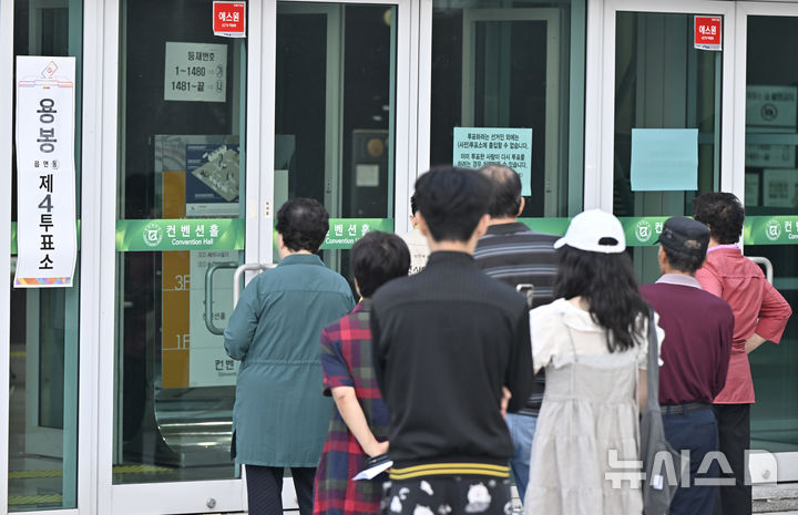 [광주=뉴시스] 박기웅 기자 = 제9회 전국동시지방선거 본투표날인 3일 오전 광주 북구 전남대학교 컨벤션홀 용봉동 제4투표소에서 유권자들이 투표소 문이 열리기를 기다리고 있다. 2026.06.03. pboxer@newsis.com