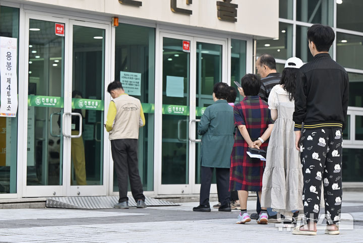 [광주=뉴시스] 박기웅 기자 = 제9회 전국동시지방선거 본투표날인 3일 오전 광주 북구 용봉동 제4투표소에서 유권자들이 투표소 문이 열리기를 기다리고 있다. 2026.06.03. pboxer@newsis.com