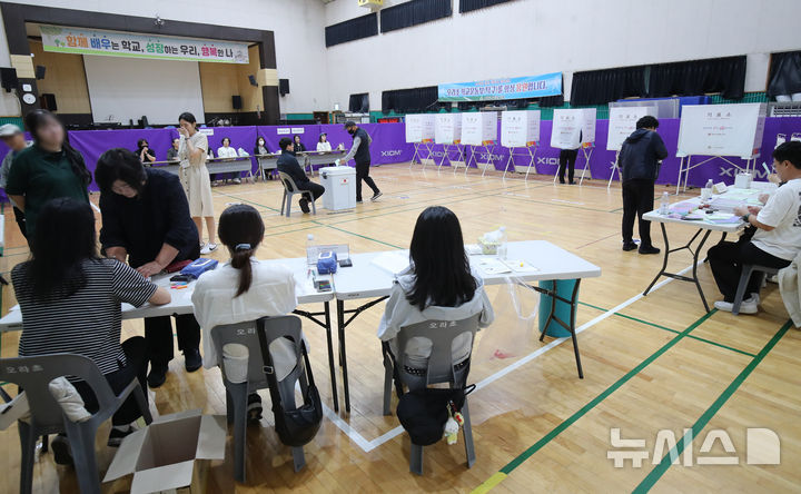 [제주=뉴시스] 우장호 기자 = 제9회 전국동시지방선거일인 3일 오전 제주시 오라초등학교 체육관에 마련된 투표소에서 유권자들이 소중한 권리를 행사하고 있다. 2026.06.03. woo1223@newsis.com