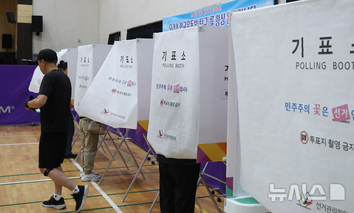 [제주=뉴시스] 우장호 기자 = 제9회 전국동시지방선거일인 3일 오전 제주시 오라초등학교 체육관에 마련된 투표소에서 유권자들이 소중한 권리를 행사하고 있다. 2026.06.03. woo1223@newsis.com