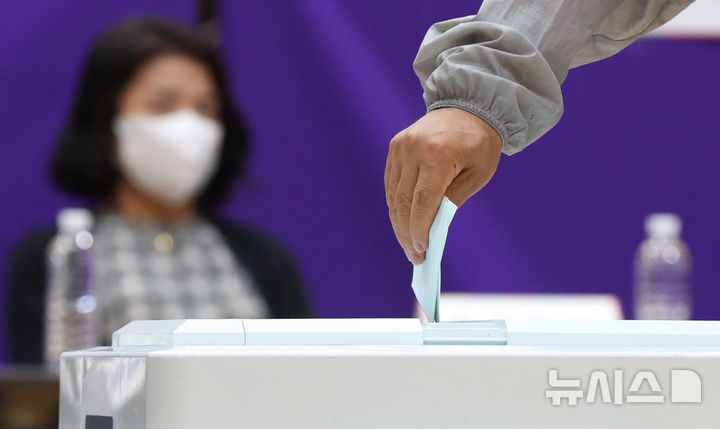 [제주=뉴시스] 우장호 기자 = 제9회 전국동시지방선거일인 3일 오전 제주시 오라초등학교 체육관에 마련된 투표소에서 유권자들이 소중한 권리를 행사하고 있다. 2026.06.03. woo1223@newsis.com