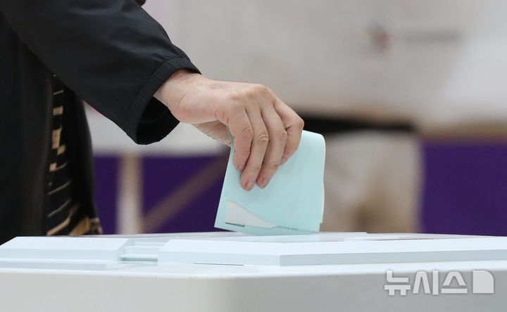 [제주=뉴시스] 우장호 기자 = 제9회 전국동시지방선거일인 3일 오전 제주시 오라초등학교 체육관에 마련된 투표소에서 유권자들이 소중한 권리를 행사하고 있다. 2026.06.03. woo1223@newsis.com