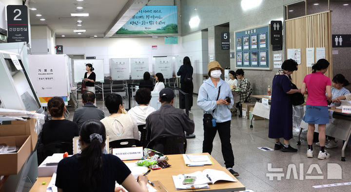 [인천=뉴시스] 전진환 기자 = 제9회 전국동시지방선거일인 3일 오전 인천 부평구보건소에 마련된 부평4동 제1투표소에서 유권자들이 투표를 하고 있다. 2026.06.03. amin2@newsis.com