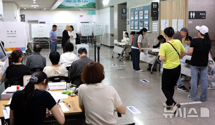 [인천=뉴시스] 전진환 기자 = 제9회 전국동시지방선거일인 3일 오전 인천 부평구보건소에 마련된 부평4동 제1투표소에서 유권자들이 투표를 하고 있다. 2026.06.03. amin2@newsis.com