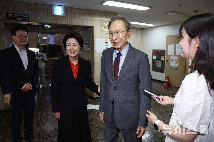 [서울=뉴시스] 김진아 기자 = 이명박 전 대통령과 부인 김윤옥 여사가 제9회 전국동시지방선거일인 3일 서울 강남구 국민연금공단 서울남부지역본부에 마련된 논현1동제3투표소에서 투표를 마친 뒤 취재진의 질문에 답하고 있다. 2026.06.03. bluesoda@newsis.com