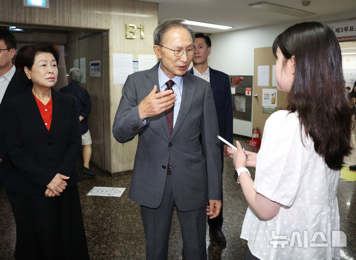 [서울=뉴시스] 김진아 기자 = 이명박 전 대통령이 제9회 전국동시지방선거일인 3일 서울 강남구 국민연금공단 서울남부지역본부에 마련된 논현1동제3투표소에서 투표를 마친 뒤 취재진의 질문에 답하고 있다. 2026.06.03. bluesoda@newsis.com