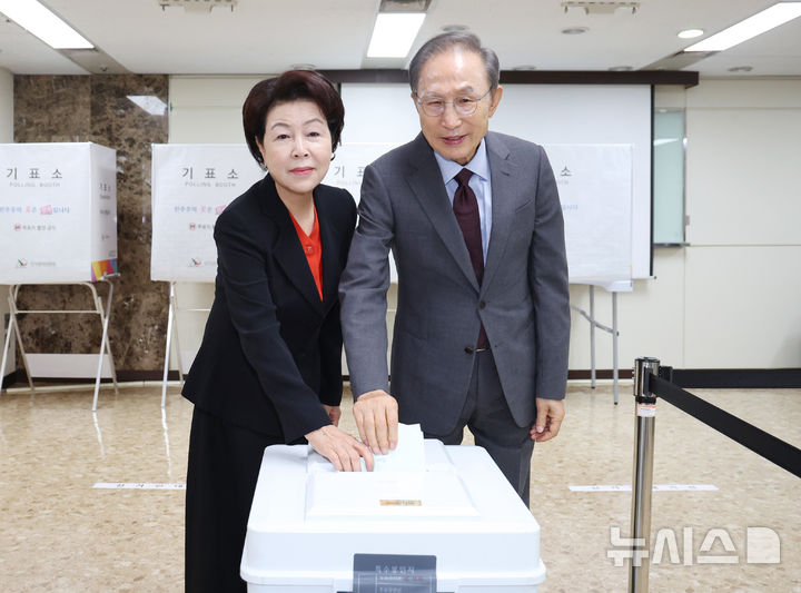 [서울=뉴시스] 김진아 기자 = 이명박 전 대통령과 부인 김윤옥 여사가 제9회 전국동시지방선거일인 3일 서울 강남구 국민연금공단 서울남부지역본부에 마련된 논현1동제3투표소에서 투표를 하고 있다. 2026.06.03. bluesoda@newsis.com