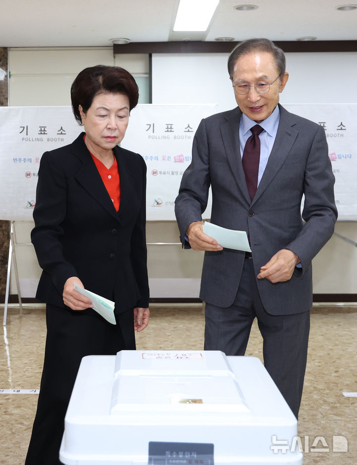 [서울=뉴시스] 김진아 기자 = 이명박 전 대통령과 부인 김윤옥 여사가 제9회 전국동시지방선거일인 3일 서울 강남구 국민연금공단 서울남부지역본부에 마련된 논현1동제3투표소에서 투표를 하고 있다. 2026.06.03. bluesoda@newsis.com
